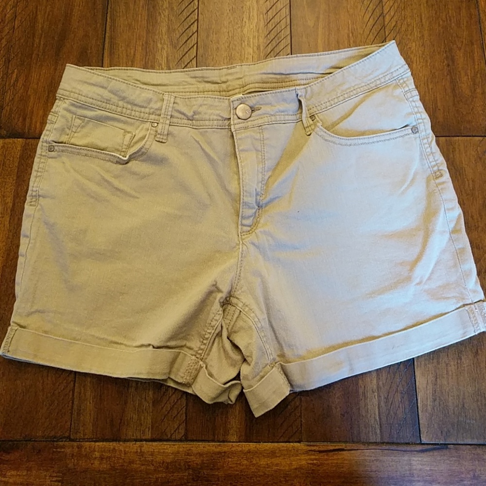 Kahki shorts